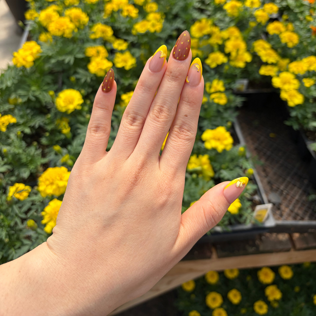 Upgrade your daily look with "Banana Glaze" from the Everyday Trend collection. Featuring a handmade 3D banana charm, Rhode-inspired brilliant yellow and rich brown palette, and minimalist polka dot accents, these premium press-on nails are the ultimate trend-driven accessory.